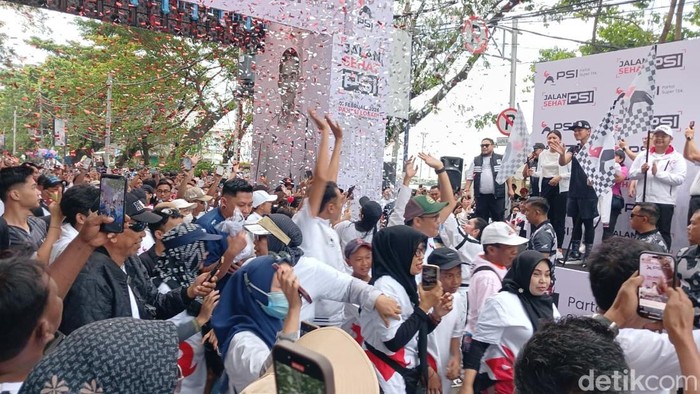 Kaesang Hadiri Jalan Sehat di Makassar, Kenalkan PSI Partai Super Terbuka