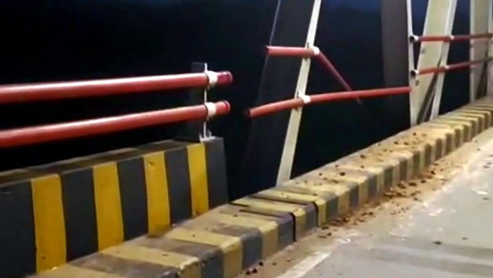 Pemkab Malinau memberikan penjelasan resmi terkait insiden tertabraknya Jembatan Malinau oleh kendaraan pengangkut alat berat. Sekda Dr. Ernes Silvanus membenarkan kejadian tersebut menyebabkan kerusakan serius pada struktur jembatan.