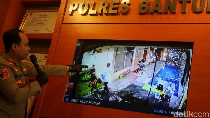 Kapolres Bantul AKBP Bayu Puji H saat memberikan update kasus pembunuhan Herlan Matrusdi di Mapolres Bantul, Minggu (1/2/2026)