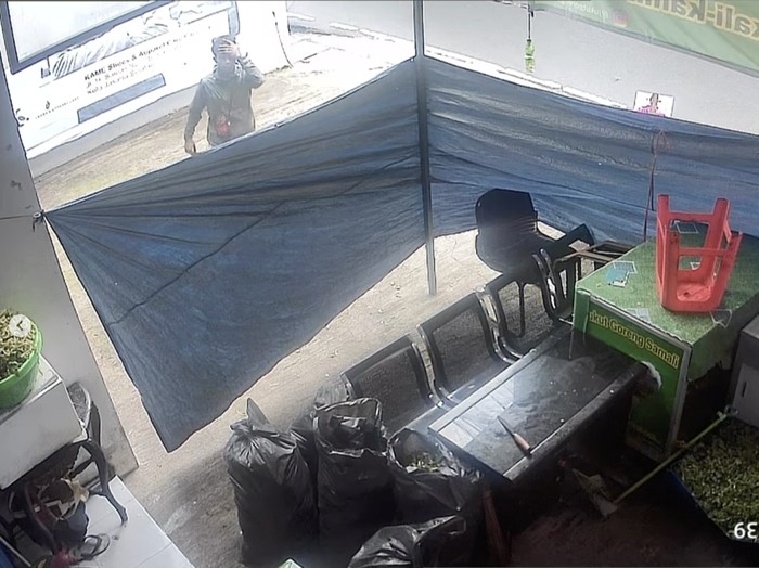 Karina Ranau unggah video CCTV Warung Jukut yang merekam detik-detik seorang pencuri masuk ke warung.