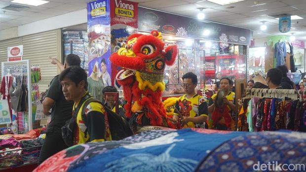 Kemeriahan atraksi barongsai di ITC Mall Surabaya jelang Imlek Kemeriahan atraksi barongsai di ITC Mall Surabaya jelang Imlek