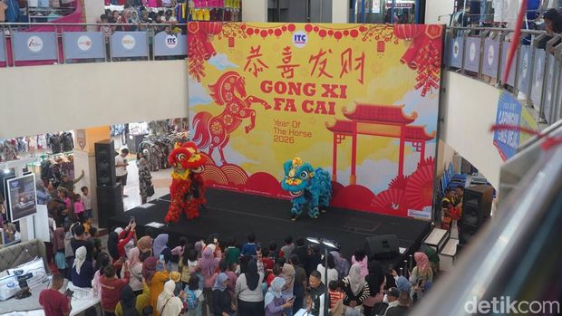 Kemeriahan atraksi barongsai di ITC Mall Surabaya jelang Imlek Kemeriahan atraksi barongsai di ITC Mall Surabaya jelang Imlek