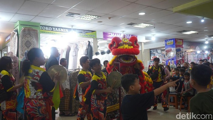 Kemeriahan atraksi barongsai di ITC Mall Surabaya jelang Imlek