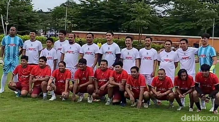 Ketum PSI Kaesang Pangarep bermain sepakbola bersama Tim Legend PSM Makassar di Lapangan Syekh Yusuf.