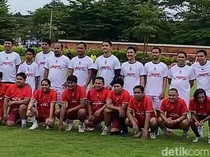 Kaesang Main Sepakbola Bareng Tim Legend PSM Makassar di Lapangan Syekh Yusuf