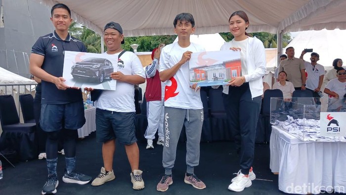 Bahagianya Warga di Makassar Dapat Hadiah Umrah-Mobil dari Jalan Sehat PSI