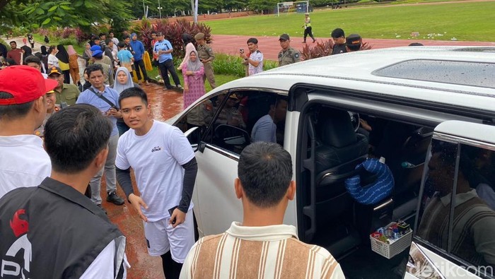 Momen Kaesang Main Bola Bareng Legend PSM Makassar sampai Kaki Terkilir