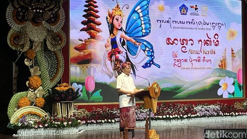 Gubernur Bali Wayan Koster saat pidato di acara pembukaan Bulan Bahasa Bali di Art Center, Minggu (1/2/2026). Rizki Setyo