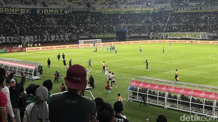 Laga Persebaya vs Dewa United di Stadion GBT