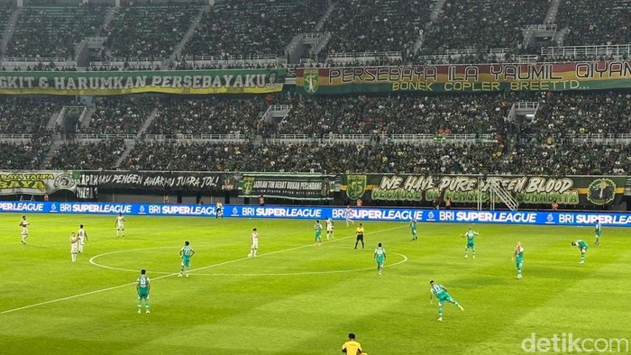 Laga Persebaya vs Dewa United di Stadion GBT