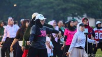 Sejumlah warga mengikuti aktivitas senam bersama di area taman. Kegiatan olahraga kelompok menjadi pilihan populer untuk menjaga kebugaran sekaligus bersosialisasi setelah cuaca kembali cerah.