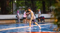 Remaja bermain basket di lapangan yang masih tampak basah usai hujan. Fasilitas olahraga seperti lapangan basket dan futsal membuat kawasan ini tetap aktif dikunjungi warga yang ingin bergerak dan beraktivitas.