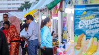 Deretan stan jajanan diserbu pengunjung yang mencari camilan setelah berolahraga atau berjalan-jalan. Kehadiran tenant makanan menambah pilihan hiburan ringan bagi warga.