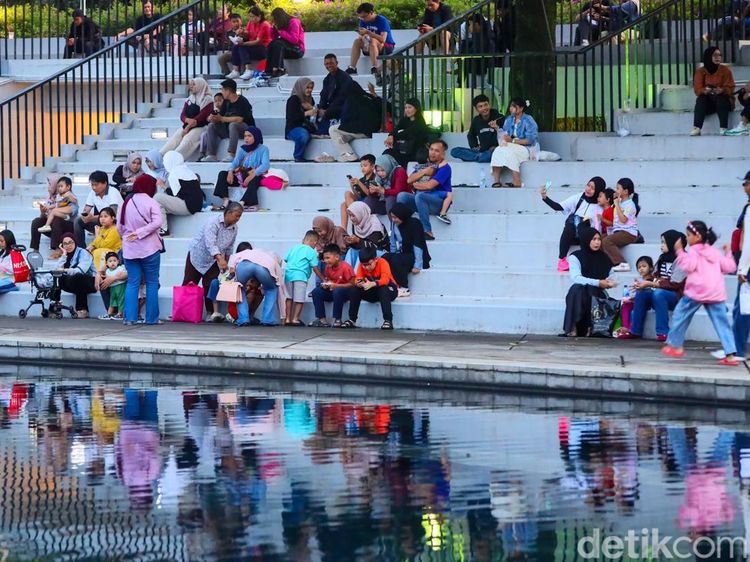 Lapangan Banteng Tetap Ramai Usai Hujan