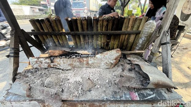 Lemang, kuliner khas Tebing Tinggi. (Foto: Kartika Sari/detikSumut). Lemang, kuliner khas Tebing Tinggi. (Foto: Kartika Sari/detikSumut).