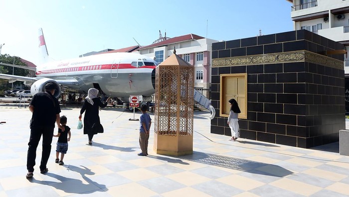 Pekerja mengecek kabin pembangunan replika pesawat boeing 737 Garuda Indonesia non-operasional yang disiapklan untuk manasik di Asrama Haji Banda Aceh, Aceh, Minggu (1/2/2026). Kementerian Agama Aceh menyediakan replika pesawat Boeing 737 Garuda Indonesia non-operasional sebagai wahana simulasi perjalanan udara bagi calon jamaah haji dan umrah yang diharapkan dapat membantu calon jamaah terutama jamaah lanjut usia dan jamaah yang belum memiliki pengalaman naik pesawat. ANTARA FOTO/Irwansyah Putra/foc.