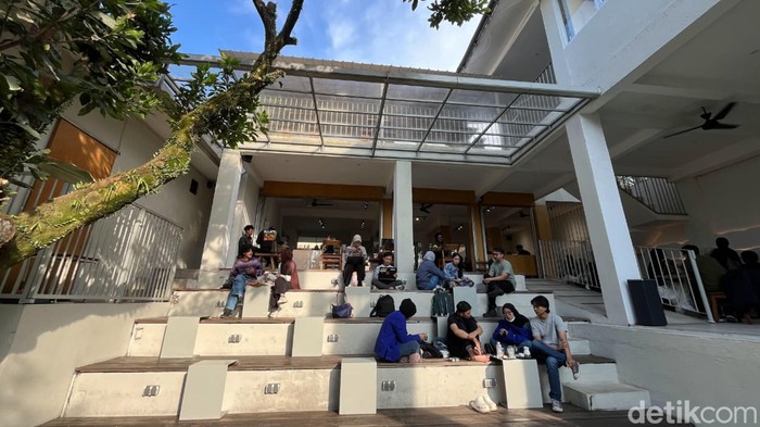 Harmoni Dua Dunia di Kawan Kopi Ciumbuleuit