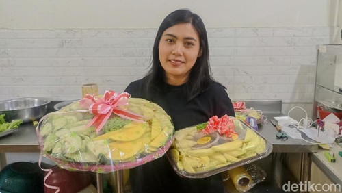 Ni Made Kembariyani, pemilik warung Rujak Mak Lemak saat ditemui, Sabtu (31/1/2026). Dok: Abid Ahmad Ibrahim