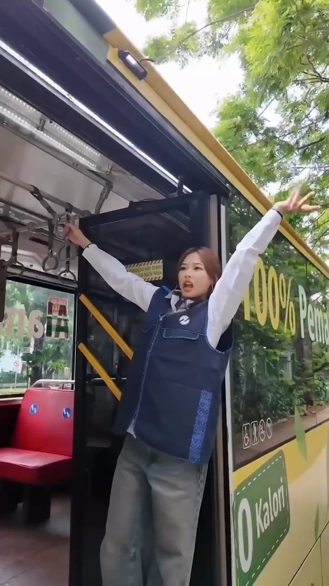 Christy, Esther, Baila, dan Shaz, yang kini dinaungi label global 88 rising, tetap konsisten mengangkat kearifan lokal lewat lokasi dan konsep kontennya. Foto: dok. Instagram @nonawav