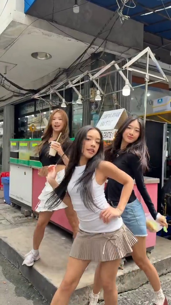 Jelang debut tahun lalu, no na sudah menjadi perbincangan lantaran memilih spot ikonik Jakarta, Pasar Baru sebagai lokasi syuting promosi lagu shoot. Tampak jajan kue ape dan es kelapa. Foto: dok. Instagram @nonawav