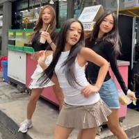 Jelang debut tahun lalu, no na sudah menjadi perbincangan lantaran memilih spot ikonik Jakarta, Pasar Baru sebagai lokasi syuting promosi lagu shoot. Tampak jajan kue ape dan es kelapa. Foto: dok. Instagram @nonawav