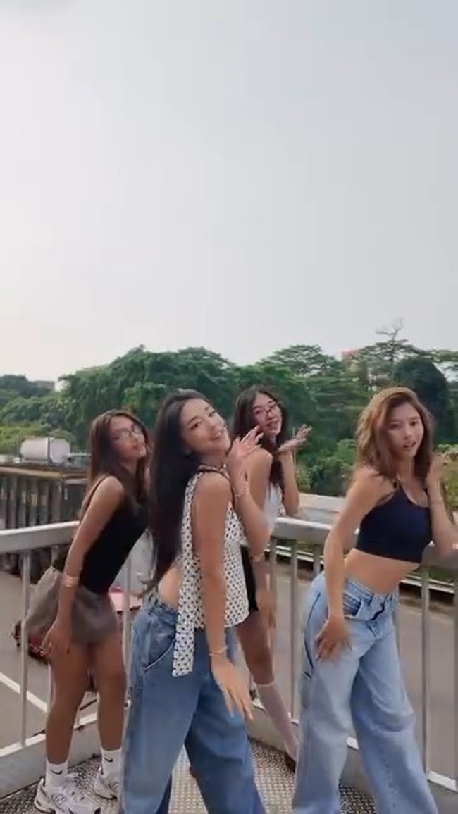 Netizen juga sempat heboh menyorot no na syuting di kawasan halte TransJakarta Lebak Bulus. Background kemacetan Jakarta bikin salah fokus. Foto: dok. Instagram @nonawav