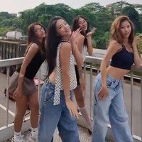 Netizen juga sempat heboh menyorot no na syuting di kawasan halte TransJakarta Lebak Bulus. Background kemacetan Jakarta bikin salah fokus. Foto: dok. Instagram @nonawav