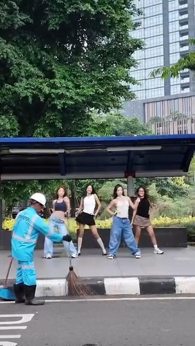 Mereka juga menarikan koreografinya di kawasan SCBD, tepatnya sebuah halte bis. Sementara mobil dan ojol tetap lalu-lalang, bahkan petugas kebersihan ikut menjadi cameo bak “Jakarta core.” Foto: dok. Instagram @nonawav