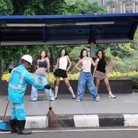 Mereka juga menarikan koreografinya di kawasan SCBD, tepatnya sebuah halte bis. Sementara mobil dan ojol tetap lalu-lalang, bahkan petugas kebersihan ikut menjadi cameo bak “Jakarta core.” Foto: dok. Instagram @nonawav