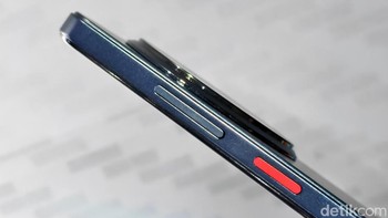 Baterai 5.000mAh disematkan di dalamnya dengan dukungan pengisian 10W. Foto: Adi Fida Rahman/detikINET
