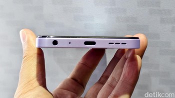 Dapur pacunya menggunakan Unisoc T7250 yang dipadukan dengan RAM 8 GB dan memori internal 128 GB. Sektor daya juga menjadi nilai jual utama dengan baterai jumbo 6.000 mAh dengan dukungan fast charging 22,5W dan jaminan pemakaian 4 tahun. Foto: Adi Fida Rahman/detikINET