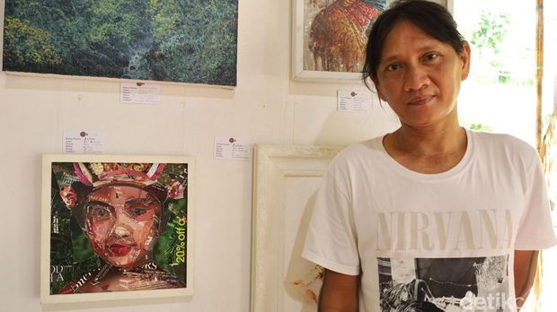 Nyoman Antara menunjukkan karyanya berupa lukisan kolase foto diri Presiden RI Prabowo Subianto pesanan Kementerian ESDM di pameran 