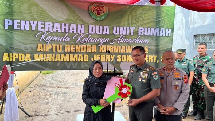 Pangdam III Siliwangi menyerahkan bantuan kepada keluarga dua polisi yang gugur saat penanggulangan longsor Cisarua