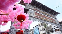 Dekorasi Imlek menghiasi Gerbang Pasar Glodok, Jakarta, Minggu (1/2/2026). Kawasan Pecinan terbesar di Jakarta ini kembali diserbu pengunjung menjelang Tahun Baru Imlek.