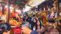 Tak hanya dekorasi, area pasar dan tenant jajanan juga menjadi incaran. Pengunjung terlihat berburu camilan, kue khas, hingga makanan jalanan yang selalu ramai menjelang hari besar.