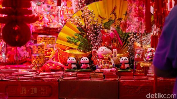 Dekorasi Imlek menghiasi Gerbang Pasar Glodok, Jakarta, Minggu (1/2/2026). Kawasan Pecinan terbesar di Jakarta ini kembali diserbu pengunjung menjelang Tahun Baru Imlek.