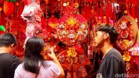 Lapak pernak-pernik Imlek ramai didatangi warga yang berburu dekorasi seperti lampion, gantungan keberuntungan, hingga ornamen shio untuk menyambut pergantian tahun dalam kalender lunar.