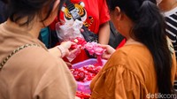 Lapak penukaran uang pecahan dapat didatangi warga yang ingin menyiapkan angpao. Tradisi membagikan uang dalam amplop merah membuat kebutuhan uang kecil meningkat menjelang perayaan.