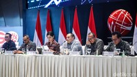 Sejumlah pimpinan lembaga strategis hadir dan terlibat langsung dalam diskusi, di antaranya CEO Danantara Indonesia Rosan Roeslani, Wakil Ketua Dewan Komisioner OJK RI Friderica Widyasari Dewi, Kepala Eksekutif Pengawas Inovasi Teknologi Sektor Keuangan, Aset Keuangan Digital, dan Aset Kripto OJK RI sebagai Anggota Dewan Komisioner Pengganti Hasan Fawzi, Chief Investment Officer (CIO) Danantara Pandu Sjahrir, Direktur Utama KPEI Iding Pardi, Direktur Utama KSEI Samsul Hidayat, serta Pjs Direktur Utama BEI Jeffrey Hendrik.