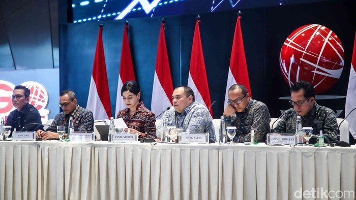 Dialog Pelaku Pasar Modal menjadi ruang temu antara regulator, pengelola infrastruktur pasar, dan pelaku industri untuk menyatukan arah penguatan integritas pasar modal nasional di Bursa Efek Indonesia (BEI), Jakarta, Minggu (1/2/2026). Sejumlah pimpinan lembaga strategis hadir dan terlibat langsung dalam diskusi, di antaranya CEO Danantara Indonesia Rosan Roeslani, Wakil Ketua Dewan Komisioner OJK RI Friderica Widyasari Dewi, Kepala Eksekutif Pengawas Inovasi Teknologi Sektor Keuangan, Aset Keuangan Digital, dan Aset Kripto OJK RI sebagai Anggota Dewan Komisioner Pengganti Hasan Fawzi, Chief Investment Officer (CIO) Danantara Pandu Sjahrir, Direktur Utama KPEI Iding Pardi, Direktur Utama KSEI Samsul Hidayat, serta Pjs Direktur Utama BEI Jeffrey Hendrik.