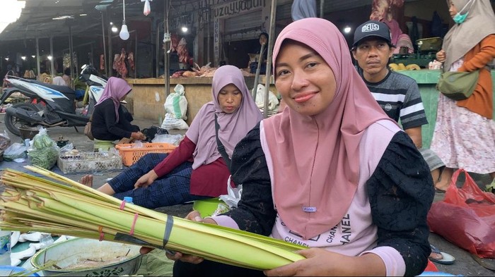 Penjual janur dan ketupat di pasar Bojonegoro