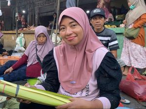 Jelang Nisfu Syaban, Warga di Bojonegoro Berburu Janur dan Ketupat