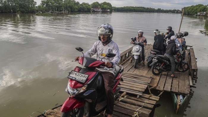Foto udara warga bersama kendaraanya menaiki perahu tradisional (jolloro) melintasi sungai Tallo di Kecamatan Tallo Makassar, Sulawesi Selatan, Minggu (1/2/2026). Jasa penyeberangan perahu jolloro dengan tarif Rp3 ribu per orang tersebut mayoritas digunakan oleh masyarakat Pulau Lakkang sebagai alternatif transportasi utama dengan melintasi Sungai Tallo menuju ke Kota Makassar untuk mempersingkat waktu serta jarak tempuh. ANTARA FOTO/Andri Saputra/foc.