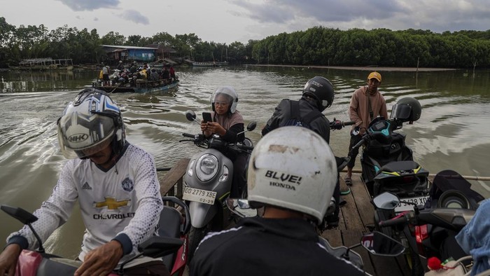 Foto udara warga bersama kendaraanya menaiki perahu tradisional (jolloro) melintasi sungai Tallo di Kecamatan Tallo Makassar, Sulawesi Selatan, Minggu (1/2/2026). Jasa penyeberangan perahu jolloro dengan tarif Rp3 ribu per orang tersebut mayoritas digunakan oleh masyarakat Pulau Lakkang sebagai alternatif transportasi utama dengan melintasi Sungai Tallo menuju ke Kota Makassar untuk mempersingkat waktu serta jarak tempuh. ANTARA FOTO/Andri Saputra/foc.