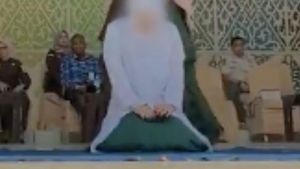  Video: Pertama Kali, Petugas Hukum Syariat Islam di Aceh Dicambuk!