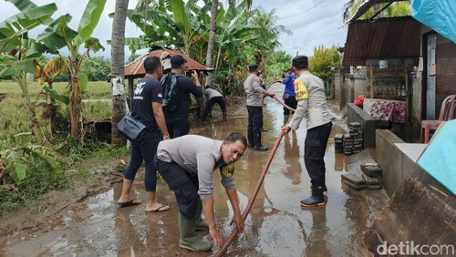 Petugas melakukan penanganan di permukiman warga di Kecamatan Seririt, Buleleng, yang terdampak luapan Sungai Banyu Raras, Minggu (1/2/2026).