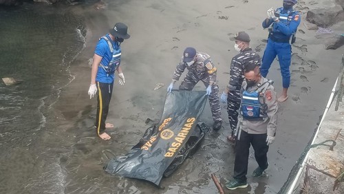 Petugas mengevakuasi jenazah tanpa identitas yang ditemukan mengapung di Selat Bali, Minggu (1/2/2026). (Foto: Dok. Pos AL Gilimanuk)