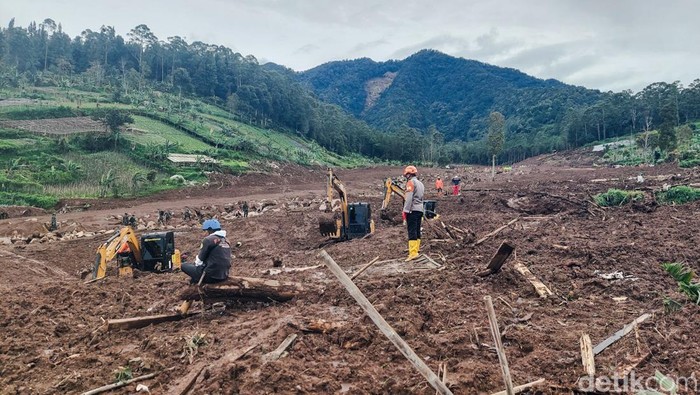 Petugas menyisir worksite A2 mencari korban tertimbun longsor