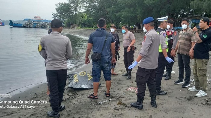 Petugas saat melakukan evakuasi mayat tanpa identitas yang ditemukan mengapung di perairan Selat Bali, Minggu (1/2/2026).  Dok. Pos AL Gilimanuk