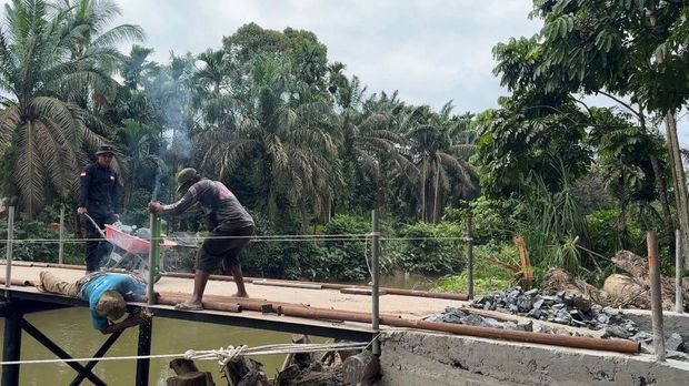 Polda Riau kebut pembangunan jembatan di Kabupaten Indhragiri Hulu.